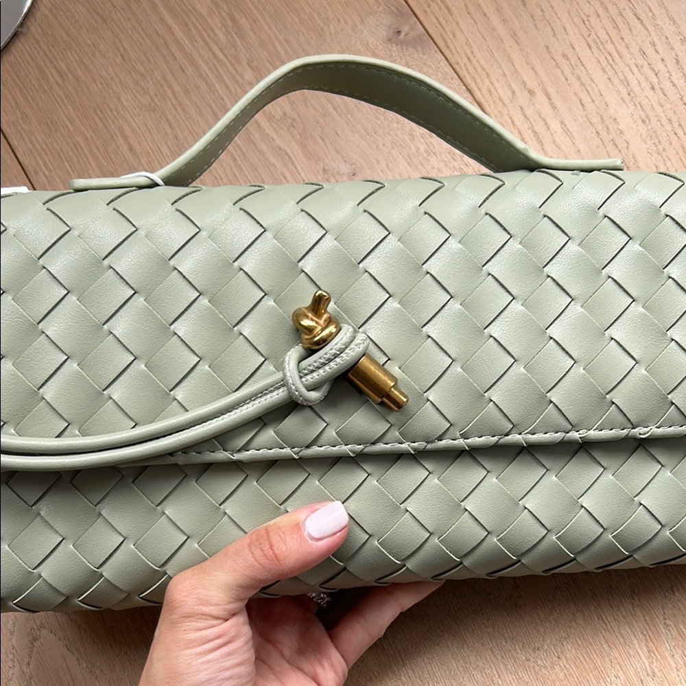 Chic Green Woven Clutch with Textured Pattern - Picture 2 of 6